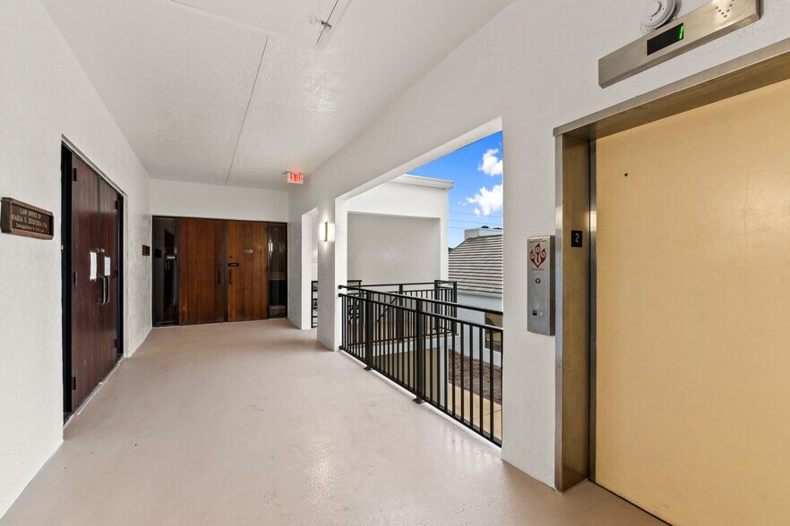 More Photos Of 900 SE Ocean Blvd, Stuart Office For Sale