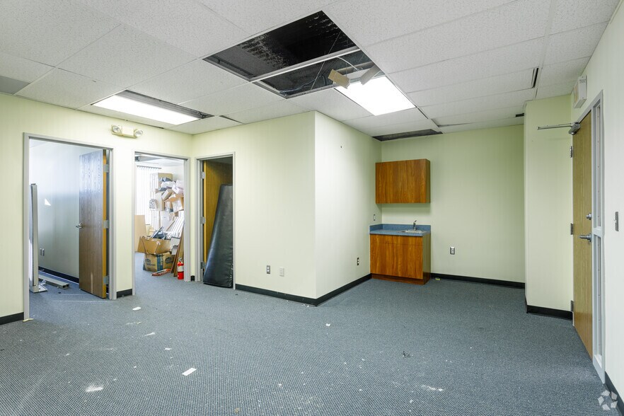 More Photos Of 26400 Lahser Rd, Southfield Medical For Lease