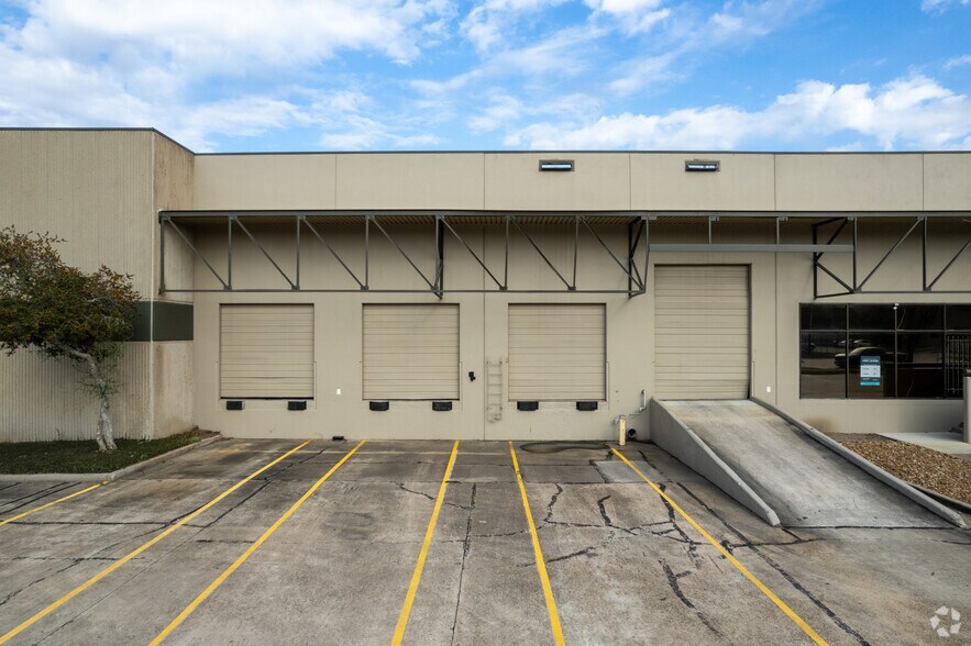 More Photos Of 9200-9230 Baythorne Dr, Houston Unknown For Lease