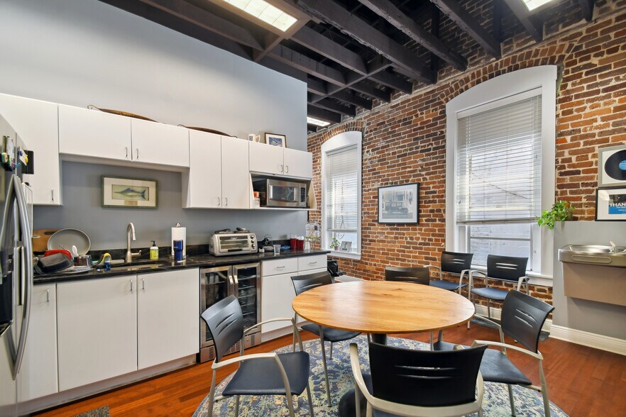 More Photos Of 1814 N 15th St, Tampa Office For Sale