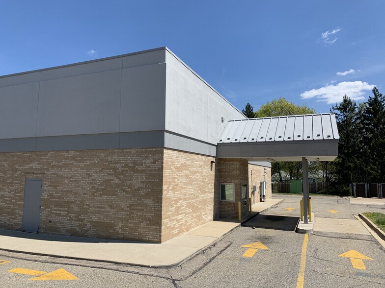 More Photos Of 2701 S Cedar St, Lansing Freestanding For Sale