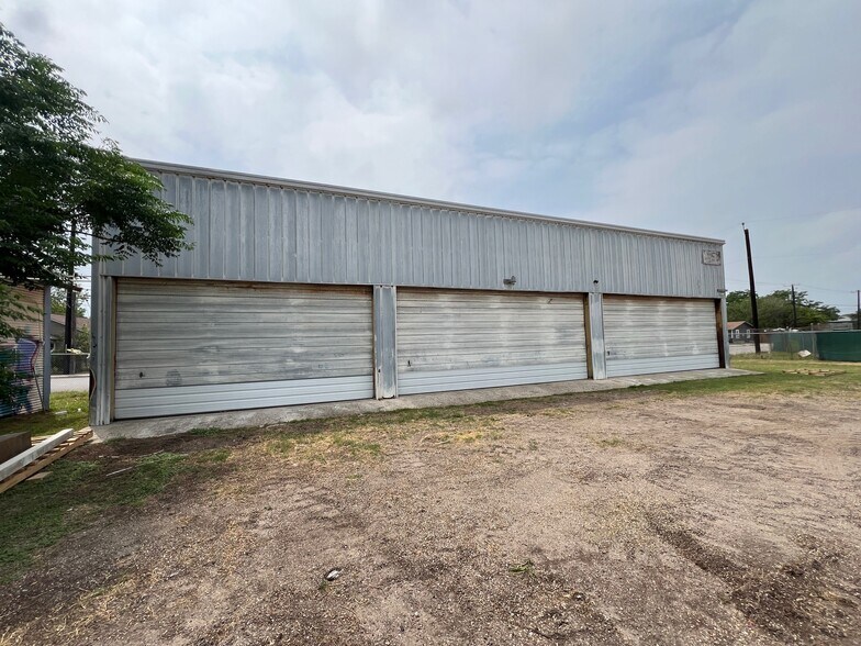 More Photos Of 917 S Staples St, Corpus Christi Unknown For Lease