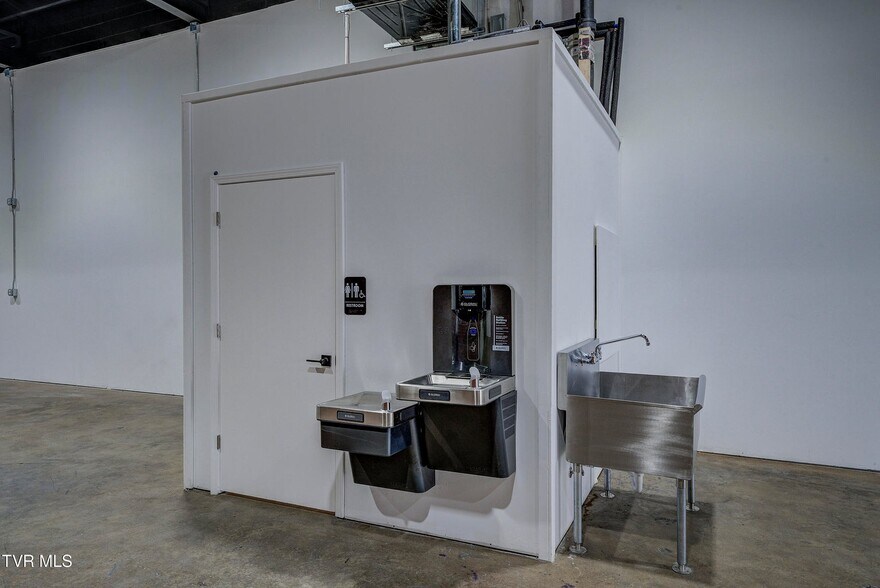 More Photos Of 331 W Walnut St, Johnson City Flex For Sale