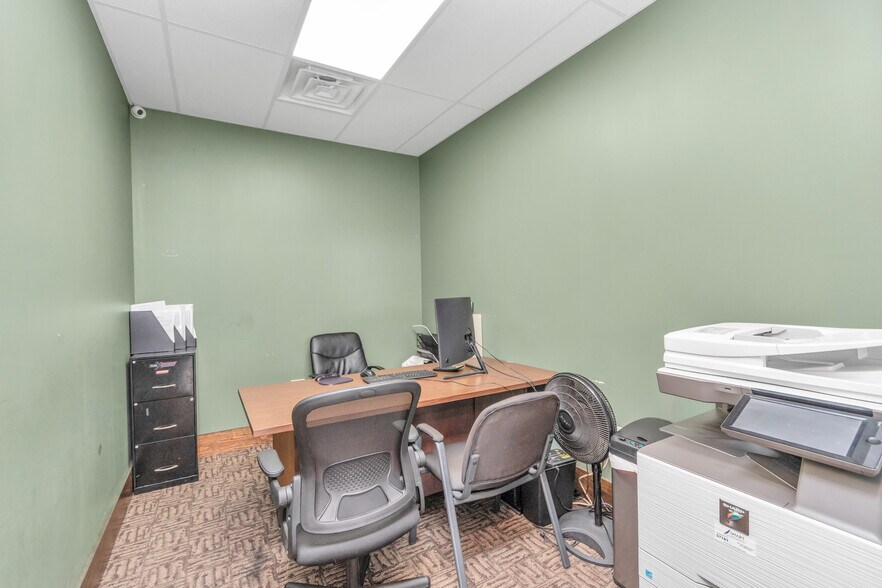 More Photos Of 14902 N Fwy Service Rd, Houston Freestanding For Lease