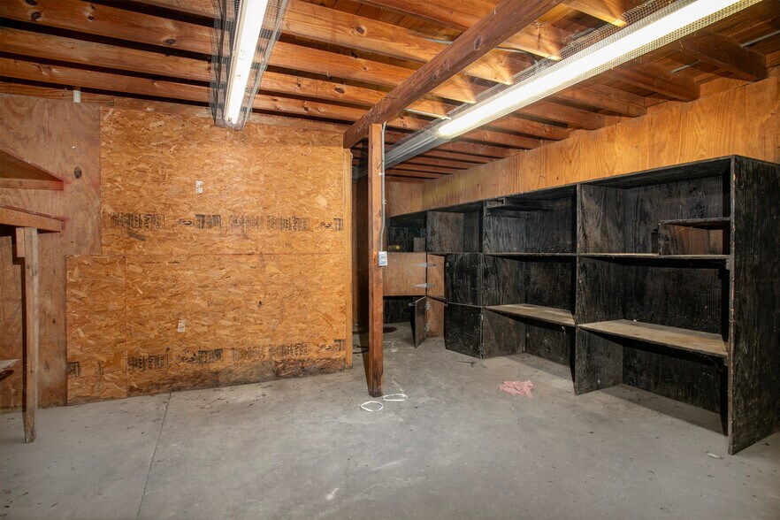 More Photos Of 5425 W Oak St, Palestine Flex For Lease