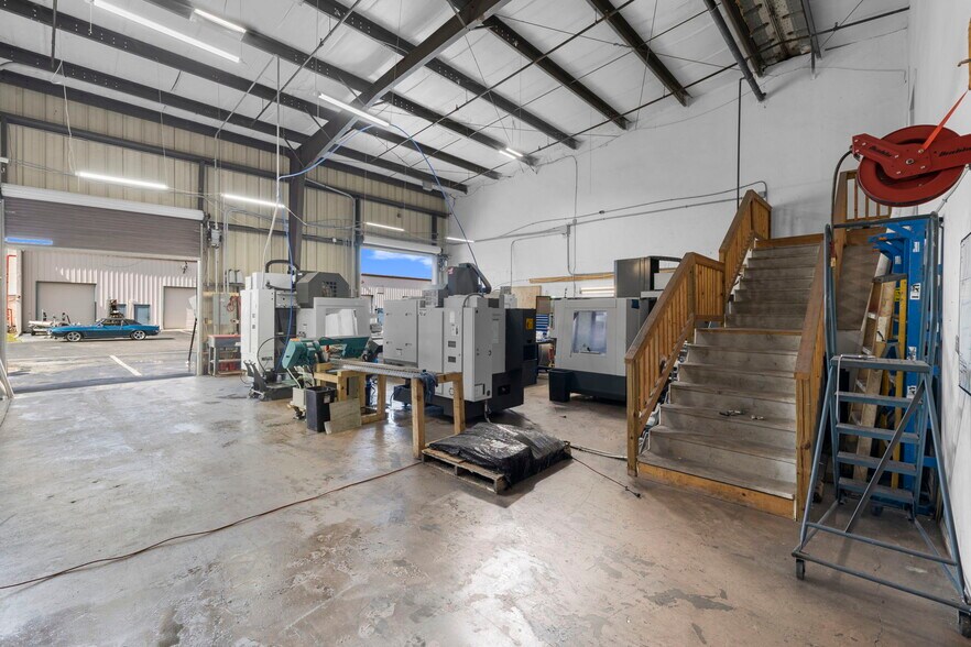 More Photos Of 12165 Metro Pky, Fort Myers Light Manufacturing For Lease