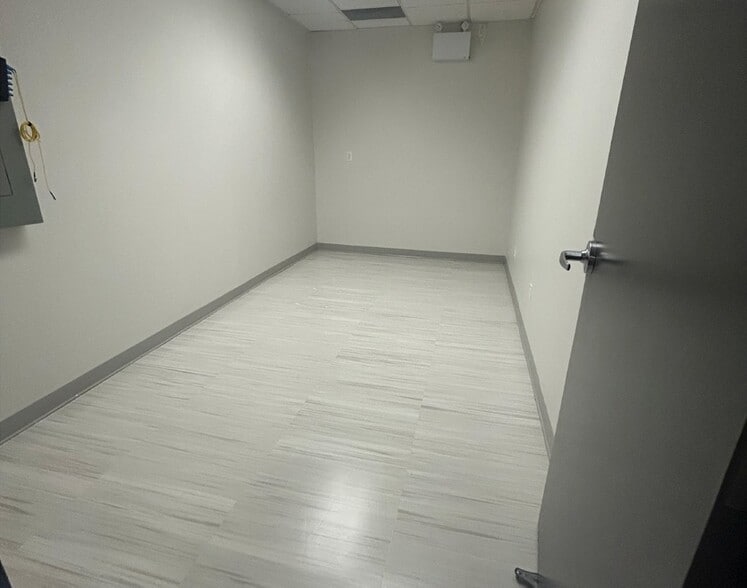 More Photos Of 405 Britannia Rd E, Mississauga Light Distribution For Lease