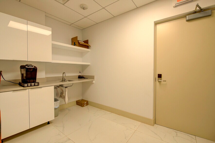 More Photos Of 25 SW 9th St, Miami Office Residential For Lease