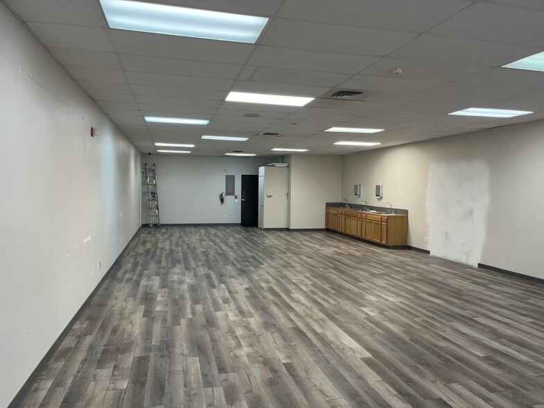 More Photos Of 418 N Kellogg St, Kennewick General Retail For Lease