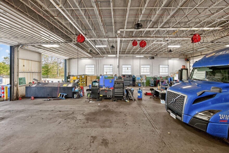 More Photos Of 42 Verbraska Ave, Amsterdam Distribution For Sale