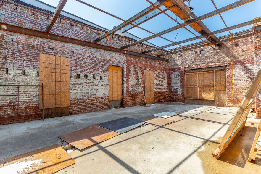 More Photos Of 615 E Main St, Chattanooga General Retail For Lease