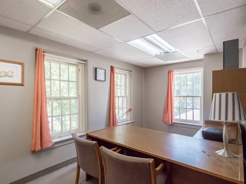 More Photos Of 2640 NW Alexandra Ave, Portland Specialty For Sale