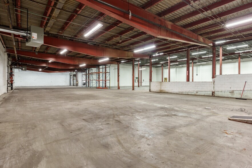 More Photos Of 3944 Auburn St, Rockford Warehouse For Lease