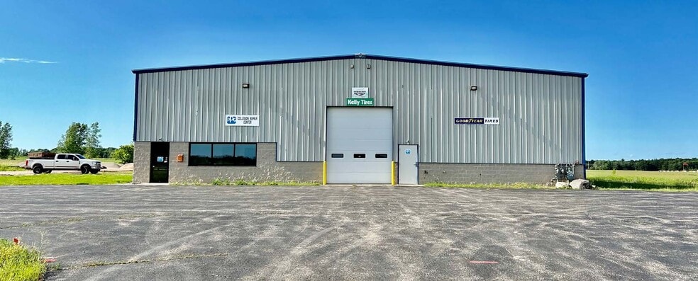 Primary Photo Of 2501 Runway Dr, Waupaca Auto Repair For Sale