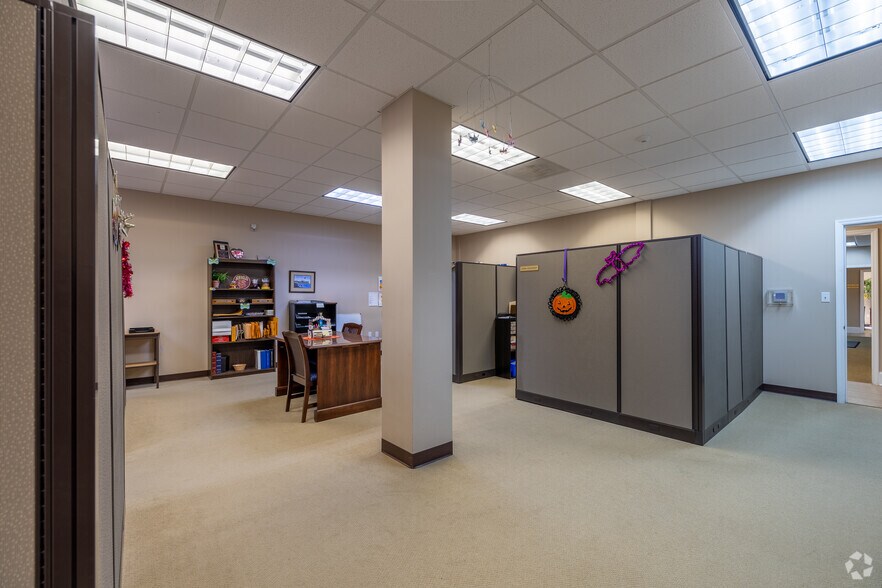 More Photos Of 4702-4708 Capital Cir NW, Tallahassee Manufacturing For Sale