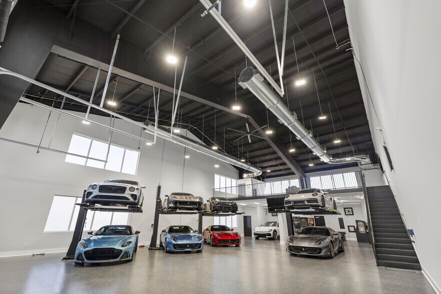 More Photos Of 3584 Plover, Naples Warehouse For Lease