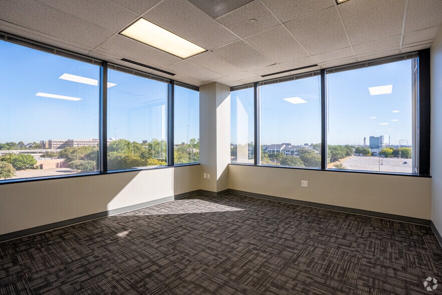 More Photos Of 1250 E Copeland Rd, Arlington Office For Lease