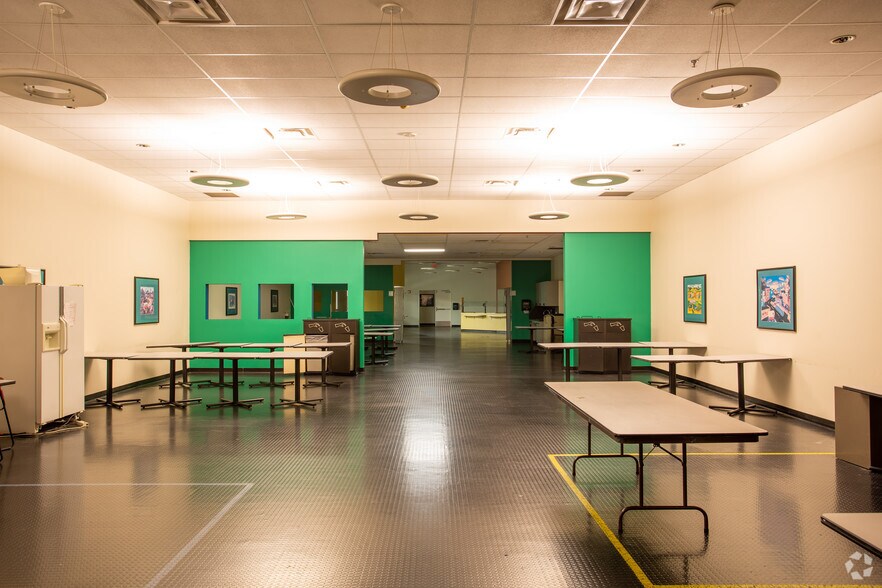 More Photos Of 5501 Alliance Gateway Fwy, Fort Worth Light Distribution For Lease