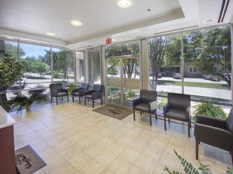 More Photos Of 4393 Sunbelt Dr, Addison Flex For Lease