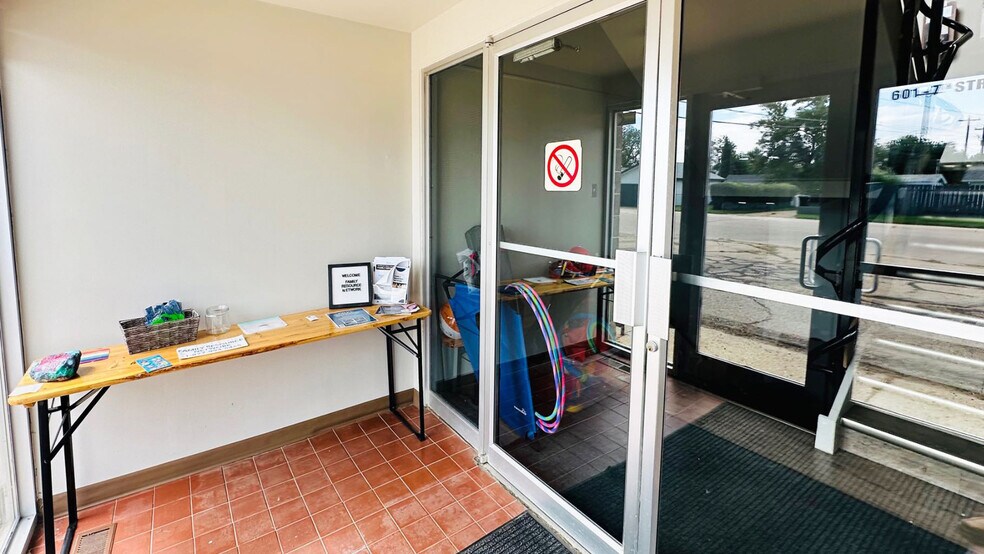 More Photos Of 601 7 St E, Drumheller Office For Sale