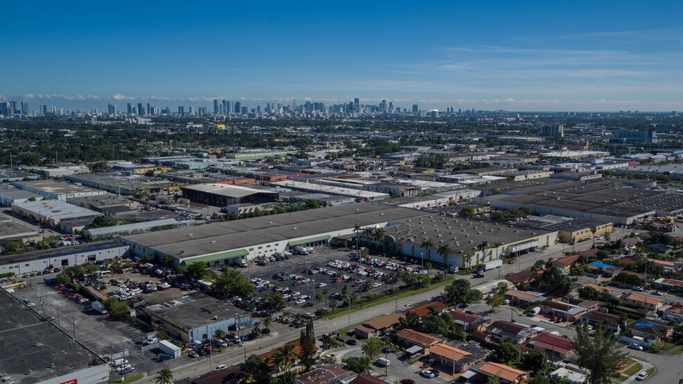 More Photos Of 213-215 SE 10th Ave, Hialeah Manufacturing For Lease