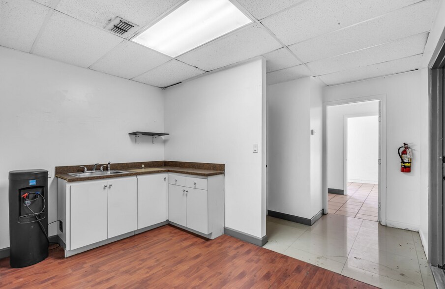 More Photos Of 6405-6447 NW 82nd Ave, Miami Warehouse For Lease