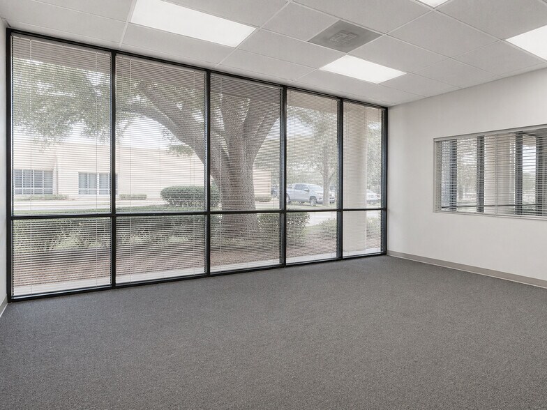 More Photos Of 7900 Belfort Pky, Jacksonville Unknown For Lease