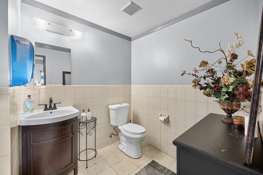 More Photos Of 3980 E Miraloma Ave, Anaheim Warehouse For Lease