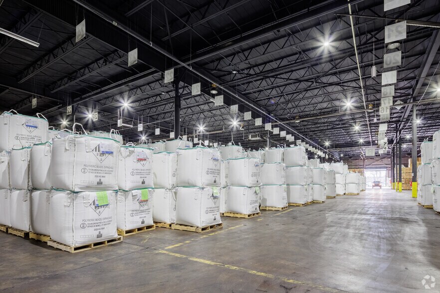 More Photos Of 397-447 Ferry St, Newark Manufacturing For Lease