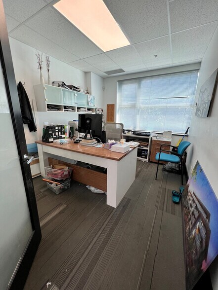 More Photos Of 998 Harbourside Dr, North Vancouver Showroom For Sale