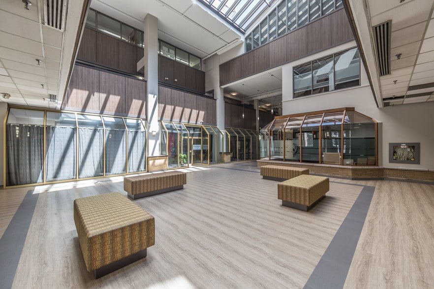 More Photos Of 379 Dundas St, London Office For Lease