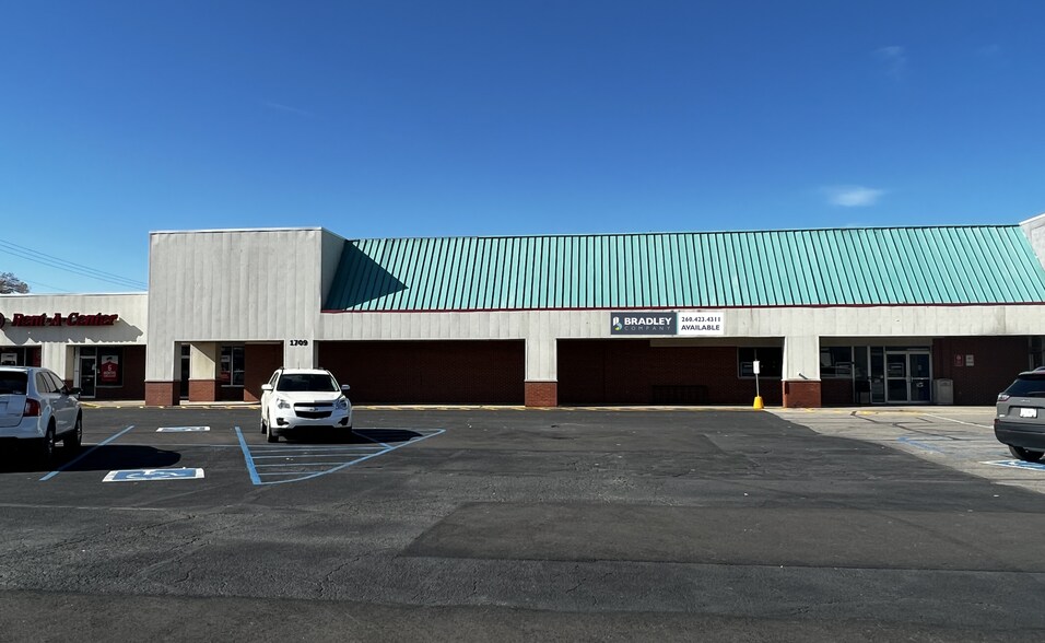 More Photos Of 1707-1709 N Walnut St, Hartford City Storefront For Lease