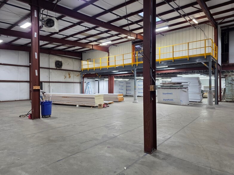 More Photos Of 318 Bell Park Dr, Woodstock Distribution For Lease