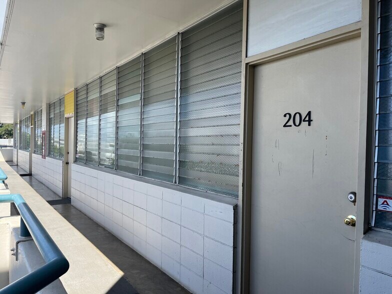 More Photos Of 931 University Ave, Honolulu General Retail For Sale