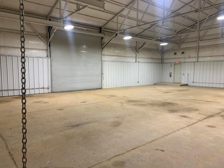 More Photos Of 925 Linco Rd, Longview Flex For Lease