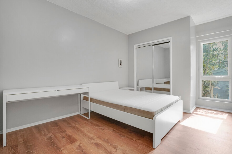 More Photos Of 1143 W 28th St, Los Angeles Multifamily For Sale