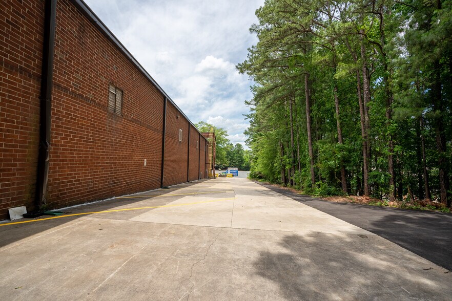 More Photos Of 11135 Monroe Rd, Matthews Distribution For Lease