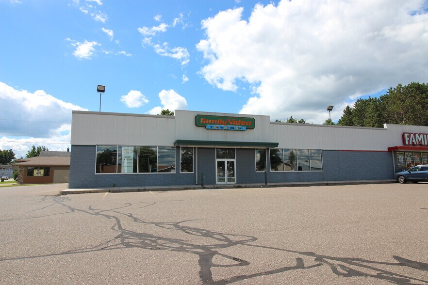 More Photos Of 111-117 N 8th St, Medford General Retail For Lease