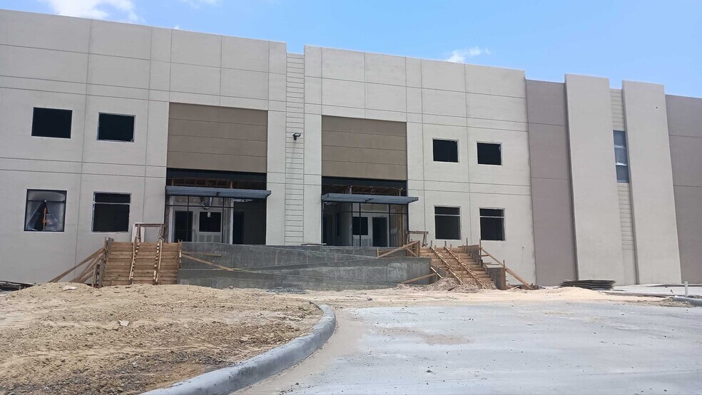 More Photos Of 1192 Reuthinger Pky, Laredo Distribution For Sale