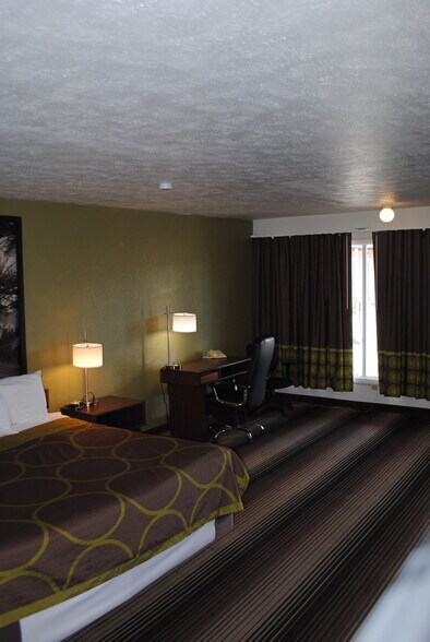 More Photos Of 930 6th St, Wells Hotel For Sale