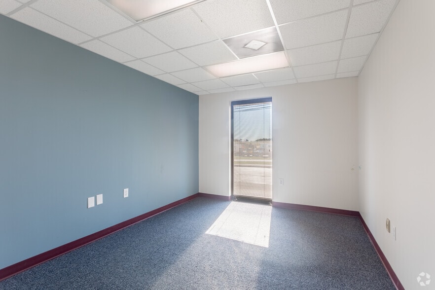 More Photos Of 5306-5346 Peters Creek Rd, Roanoke Showroom For Lease