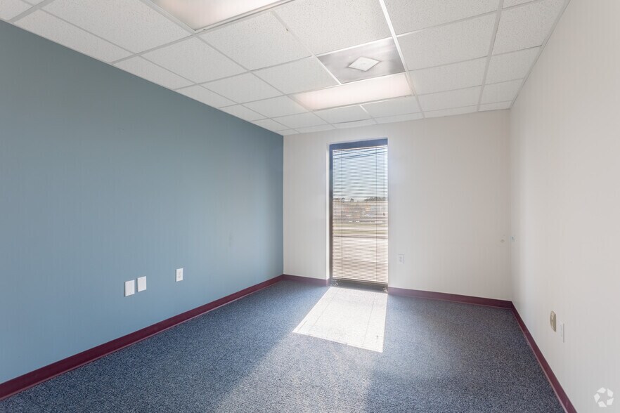 More Photos Of 5306 Peters Creek Rd, Roanoke Showroom For Sale