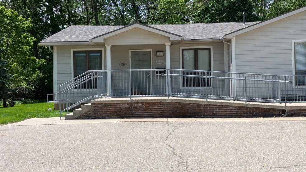Primary Photo Of 139 Lewis Ave, Circleville Medical For Lease