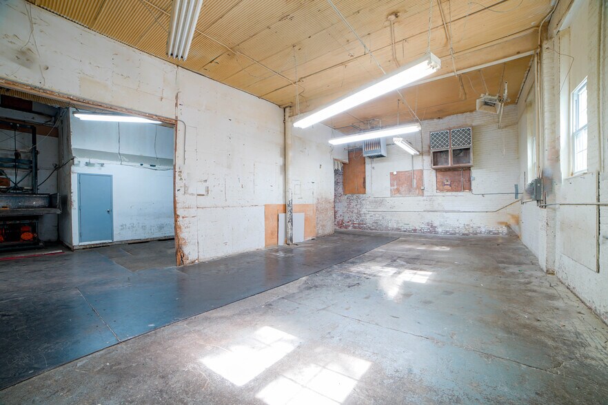 More Photos Of 18 Morris Pl, Yonkers Manufacturing For Lease