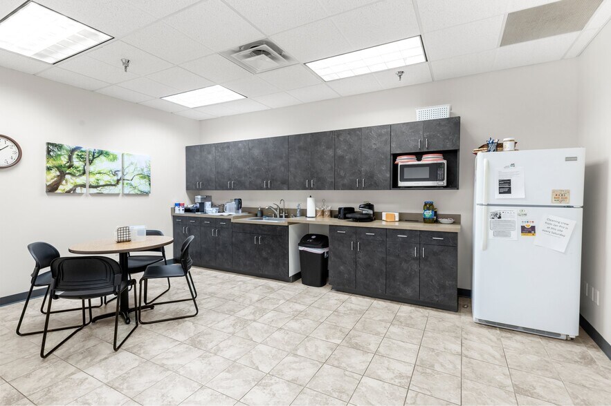 More Photos Of 501-617 Travelers Trl, Burnsville Research And Development For Lease