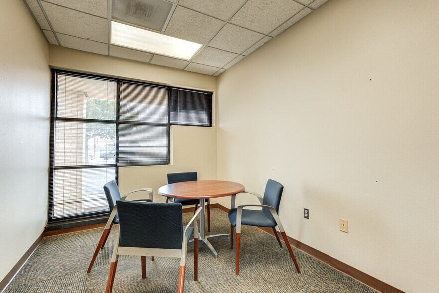 More Photos Of 3802-3806 Interstate 27, Lubbock Office For Sale