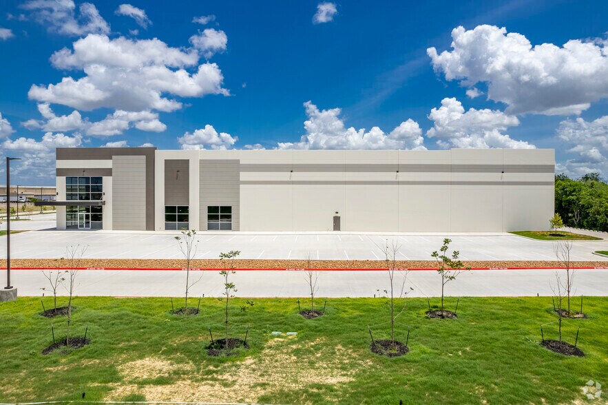 More Photos Of 5311 Dietrich Rd, San Antonio Distribution For Lease
