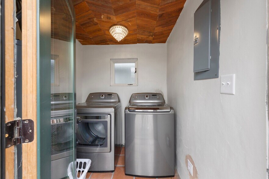 More Photos Of 206 W Murphy St, Alpine Specialty For Sale