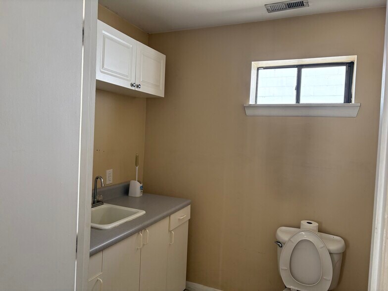 More Photos Of 529 Main St, North Wilkesboro Office For Sale