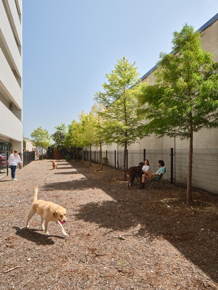 More Photos Of 3232 E Cesar Chavez St, Austin Unknown For Lease